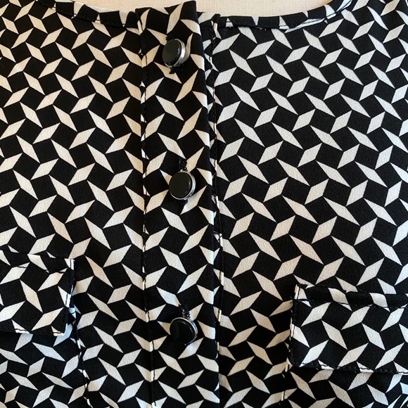 NY & COMPANY Top Blouse Pattern Cap Sleeve Scoopneck Office Black & White Medium - Picture 5 of 11